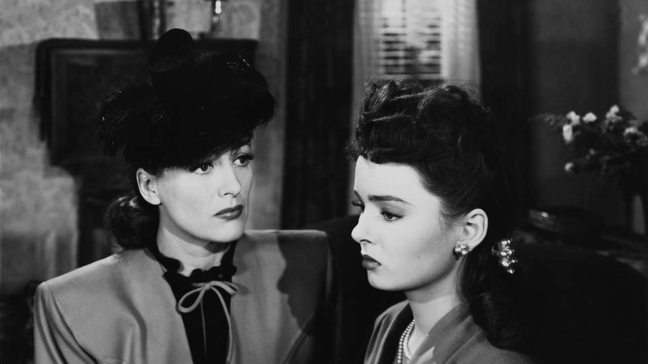 Joan Crawford talking to a young woman